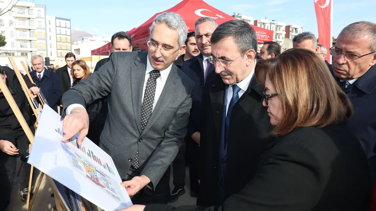 Cevdet Yılmaz Deprem Müzesi alanını inceledi Cevdet Yılmaz Deprem Müzesi alanını inceledi