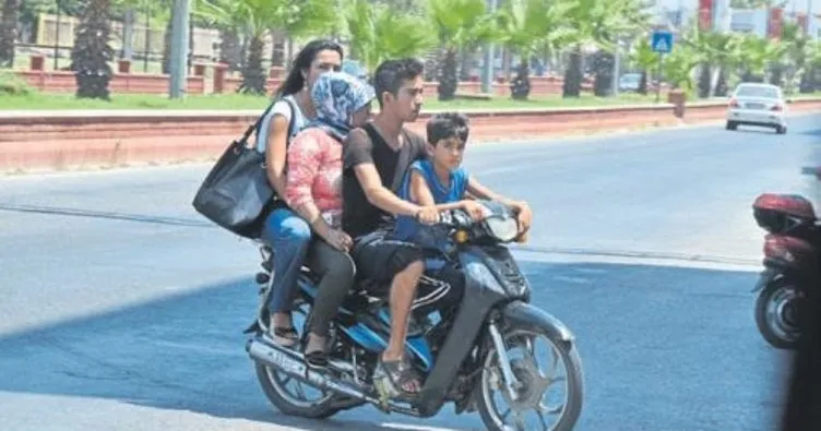 Motosiklet üstünde ‘aile boyu tehlike’