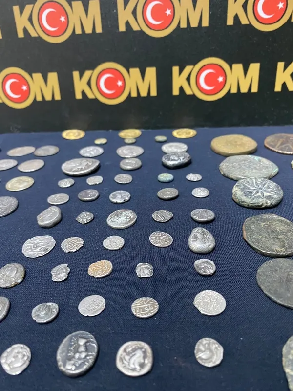 beykozda-tarihi-eser-operasyonu-402-sikke-ve-obje-ele-gecirildi-1789656584475.jpg