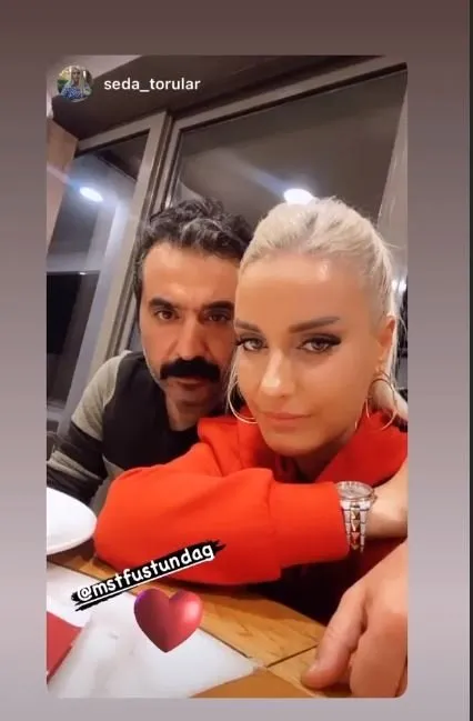 Oyuncu Mustafa Üstündağ yeni bir aşka yelken açtı! 10 yıllık eşi Ecem Özkaya ile yakın zamanda boşanan Mustafa Üstündağ’ın sevgilisi Seda Torular ile mutluluk pozu!