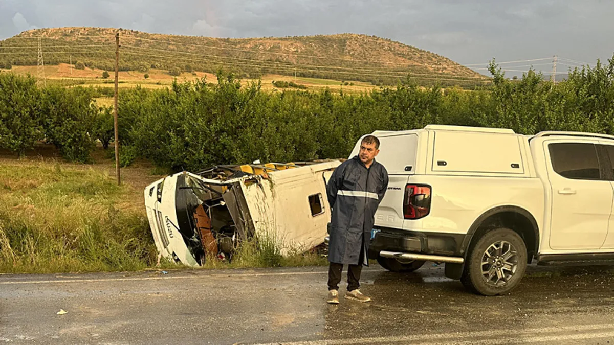 Isparta'da devrilen tur midibüsü kaza yeri