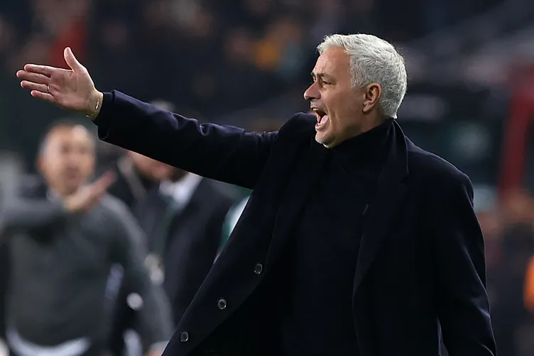 Son dakika haberi: Fenerbahçe’de yıldız ismin yeni adresi belli oluyor! Mourinho’nun gözüne girememişti...