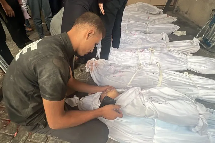 Gazze’de korkulan oldu! Toplu mezar kazıyorlar