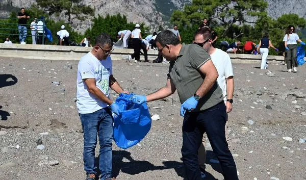 dunya-temizlik-gununde-sifir-atik-seferberligi-vali-ve-esi-kumsalda-kiyi-temizligi-yapti-1790020985165.jpg