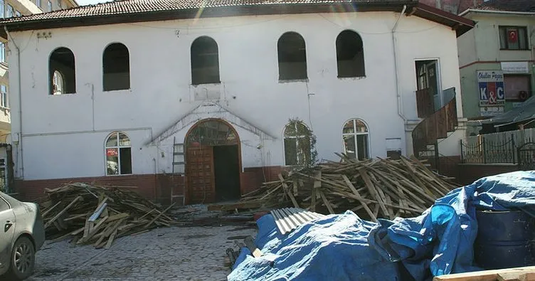 Devrek’te tarihi cami onarım nedeniyle ibadete kapandı