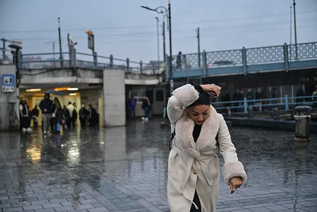 son-dakika-meteorolojiden-hava-durumu-uyarisi-istanbul-ankara-ve-izmir-icin-tarih-verildi-hem-saganak-hem-firt-1757057099205.jpeg SON DAKİKA… Meteoroloji’den hava durumu uyarısı! İstanbul, Ankara ve İzmir için tarih verildi: Hem sağanak hem fırtına!