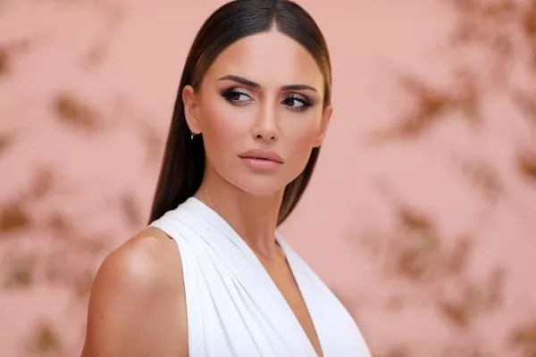 Emina Jahovic utancından Türkiye'yi terk etti! Sırbistan basınından şok iddia - Son Dakika Magazin Haberleri