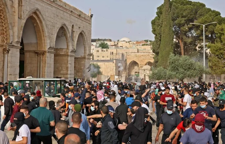 Mescid-i Aksa'da İsrail terörü! Yüzlerce Filistinli yaralı ortalık savaş alanına döndü