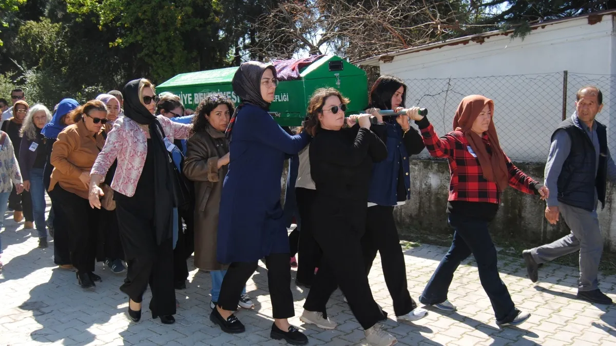 Tabutunu kadınlar taşıdı! Kadınlar Günü’nde öldürülen kadın Fethiye’de toprağa verildi Tabutunu kadınlar taşıdı! Kadınlar Günü’nde öldürülen kadın Fethiye’de toprağa verildi