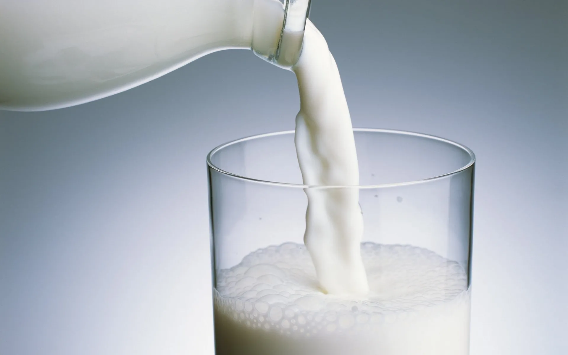 Молоко для исчезновения вода для суперсилы. Стакан молока. Молоко в стакане. Молоко наливают. Молоко картинка.