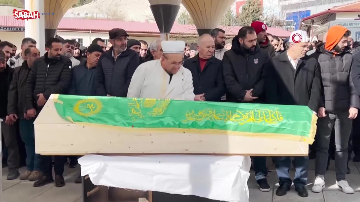 Ankara’da kahreden kaza: Trafik kazasında vefat eden aile son yolculuğuna uğurlandı | Video videosunu izle Ankara’da kahreden kaza: Trafik kazasında vefat eden aile son yolculuğuna uğurlandı | Video videosunu izle