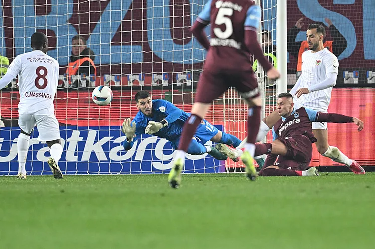 Son dakika haber: Trabzonspor - Hatayspor maçında tartışılan kararlar! VAR hakemine tepki...