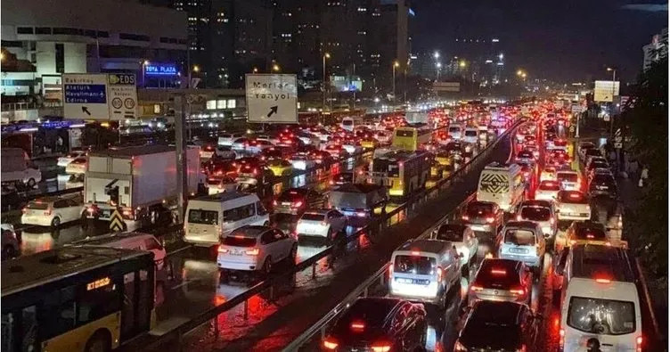 Son dakika: Yola çıkacaklar dikkat! İstanbul’da trafik yoğunluğu yüzde 90’a dayandı