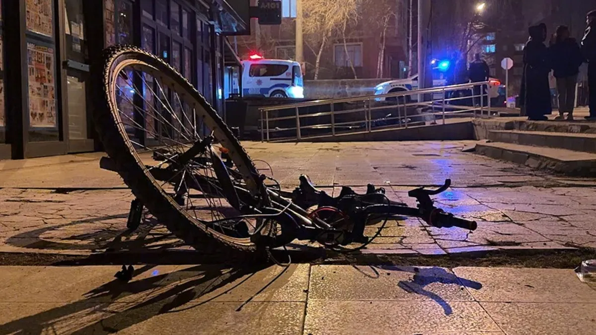 Ekmek almaya giderken otomobilin çarptığı çocuk ağır yaralandı Ekmek almaya giderken otomobilin çarptığı çocuk ağır yaralandı