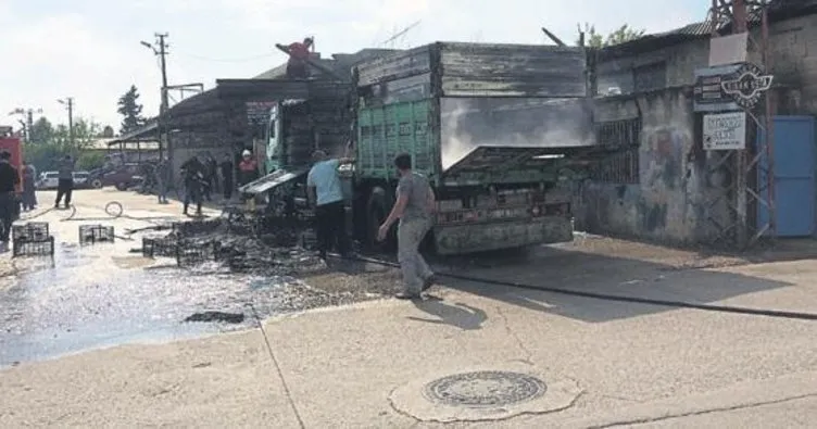 Park halindeki kamyon yandı