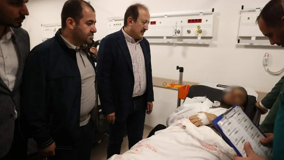 Vali Pehlivan ve AK Parti Milletvekili Ķıratlı hastanedeki yaralılara ziyaret