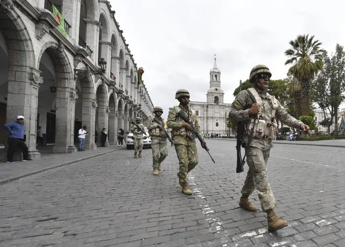 Peru’da OHAL dönemi: Silahlı Kuvvetler sokağa iniyor
