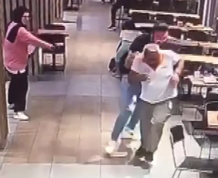 Öfkeli kadın kafede oturan adama kurşun yağdırdı! Sözleri herkesi şoke etti: Kocasına…