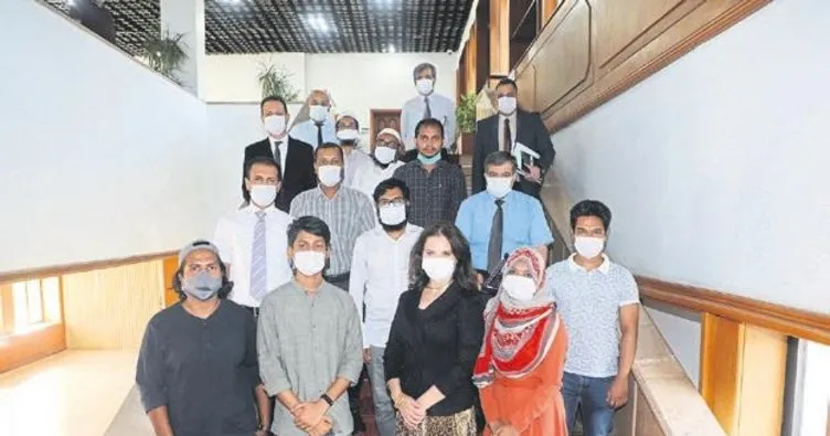 Rektör Tuncel Bangladeşli öğrencilerle bir araya g