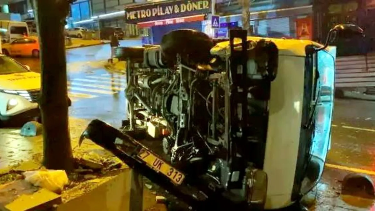 Yayaya çarpmamak için kamyoneti devirdi! 3 kişi yaralandı Yayaya çarpmamak için kamyoneti devirdi! 3 kişi yaralandı