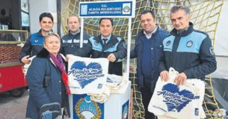Aliağa’da belediye bez çanta dağıtıyor