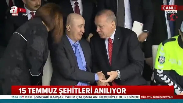 Cumhurbaşkanı Erdoğan, Turgut Aslan'ı ayakta karşıladı, elini bırakmadı
