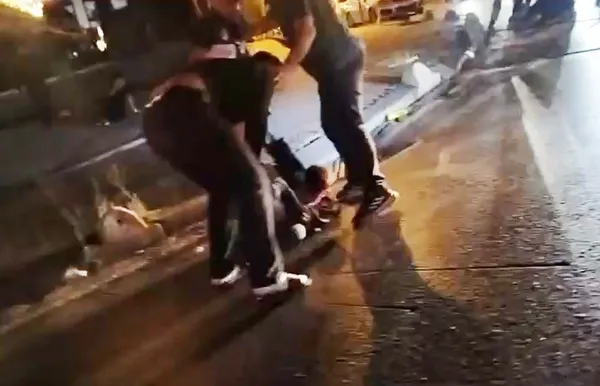 esenyurtta-korku-dolu-anlar-tartistiklari-adami-yol-ortasinda-olduresiye-darp-ettiler-genc-adam-cigliklar-atip-1787039834979.jpg