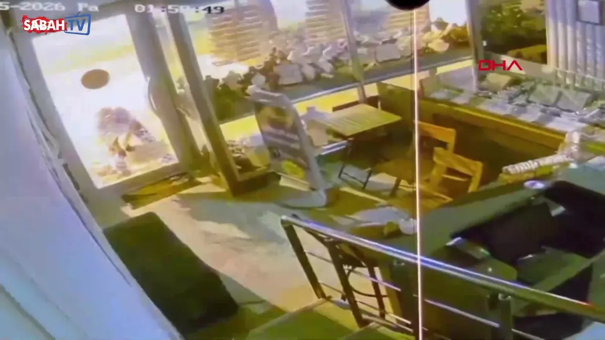 Yürümekte zorlanan yaşlı şüpheli, kuyumcunun camını kırıp imitasyon takıları çaldı | Video videosunu izle Yürümekte zorlanan yaşlı şüpheli, kuyumcunun camını kırıp imitasyon takıları çaldı | Video videosunu izle