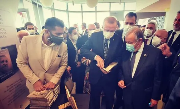 baskan-erdogan-daha-adil-bir-dunya-mumkun-kitabini-bm-genel-sekreteri-guterres-icin-imzaladi-1632162903441.jpg