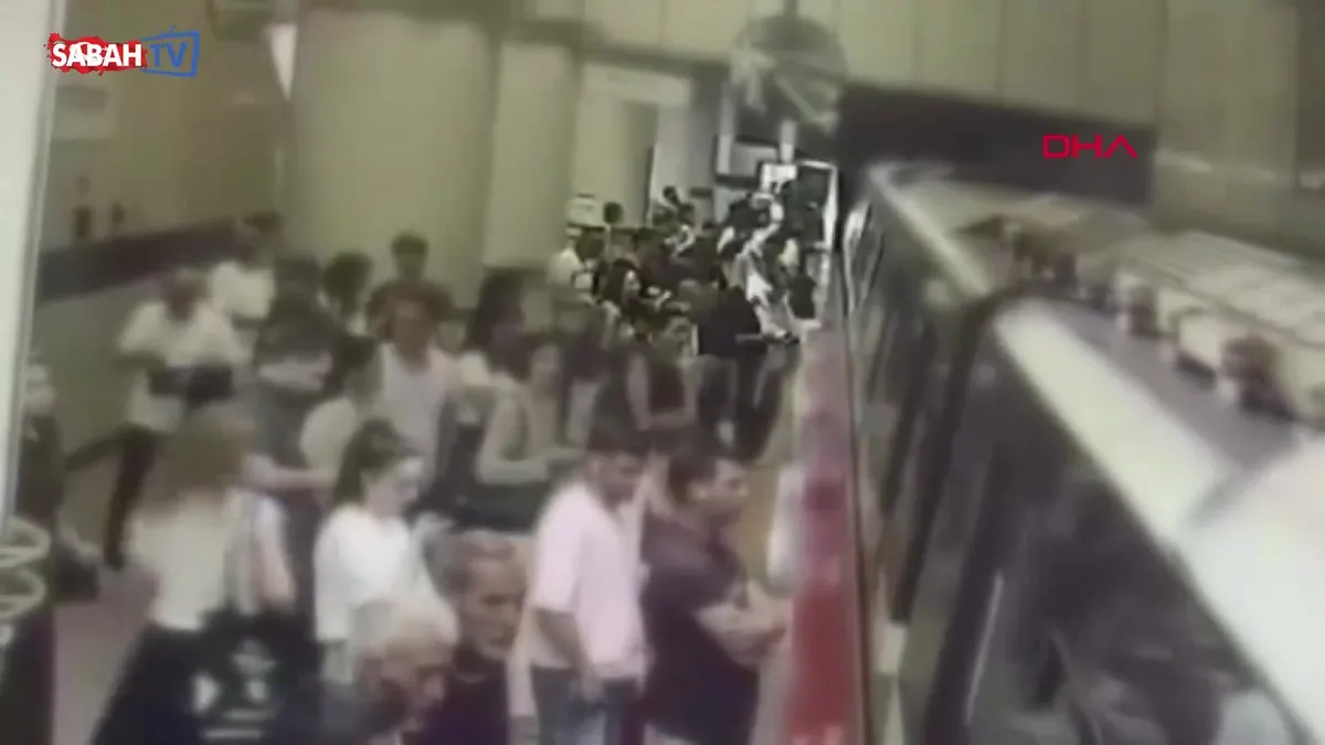 Gayrettepe Metro İstasyonu’nda cep telefonu hırsızlığı: Yankesicilik anı kamerada | Video videosunu izle Gayrettepe Metro İstasyonu’nda cep telefonu hırsızlığı: Yankesicilik anı kamerada | Video videosunu izle