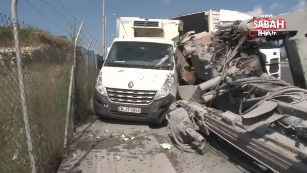 İstanbul'da TIR'ın üzerinde bulunan iş makinesi kamyonetin üzerine düştü