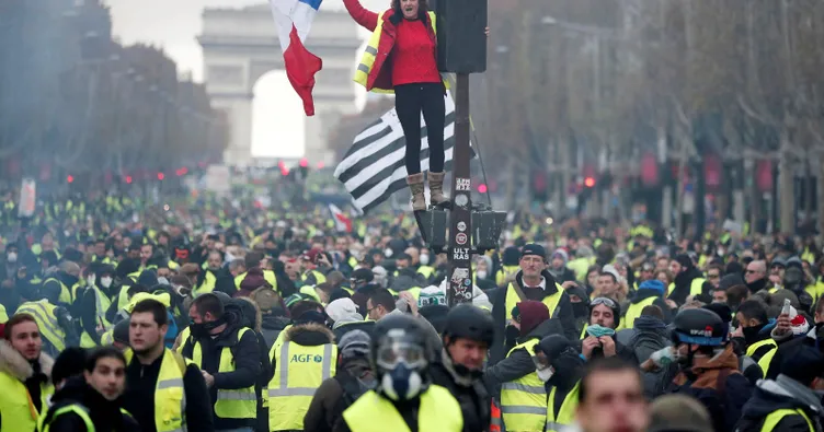 Paris’te sarı yeleklilere eylem yasağı