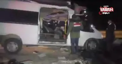 Balıkesir’de işçi taşıyan minibüs TIR’a çarptı : 3 ölü, 9 yaralı | Video