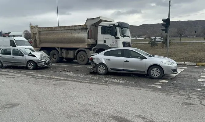 Sivas’ta iki otomobil çarpıştı: 3 kişi yaralandı