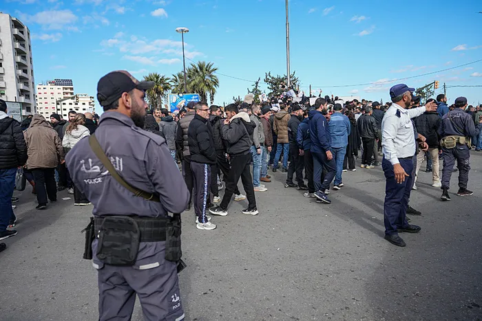 federasyon-bahanesiyle-kaos-suriyede-provokatif-eylemler-patlak-verdi-guvenlik-gucleri-hedef-alindi-1766932388343.jpg Federasyon bahanesiyle kaos: Suriye’de provokatif eylemler patlak verdi! Güvenlik güçleri hedef alındı