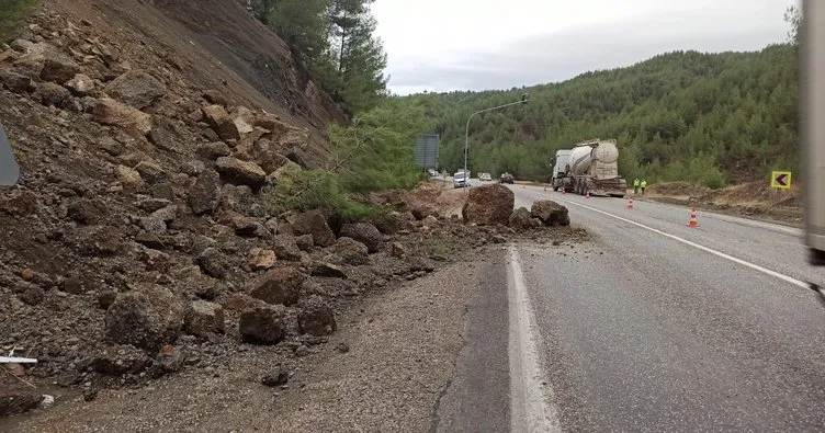 Kahramanmaraş'ta yağmur toprağı kaydırdı yol kapandı