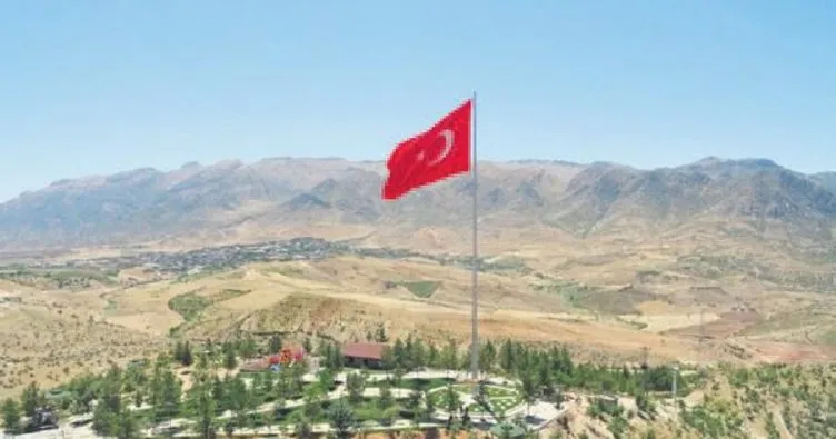 Yıldırım’dan Eruh’a dev Türk bayrağı