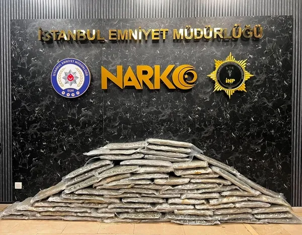 zeytinburnunda-uyusturucuya-gecit-yok-aractan-83-kilo-skunk-cikti-1787295793944.jpg