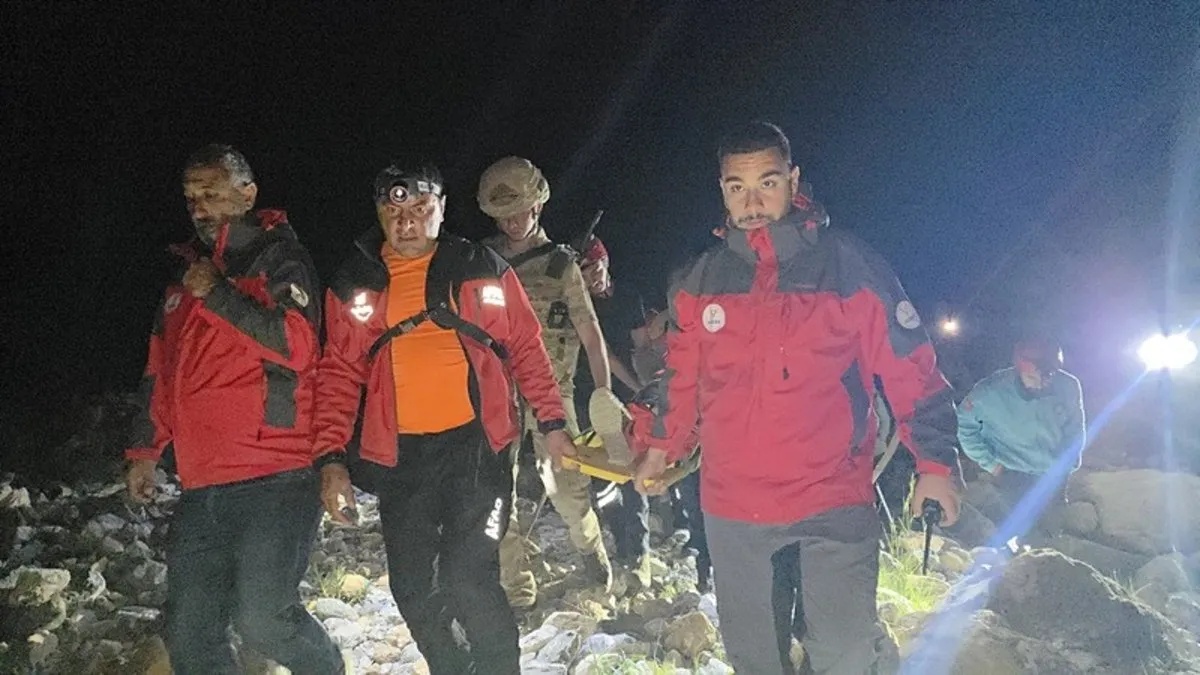Kayalıklardan düşen kadın için ekipler seferber oldu Kayalıklardan düşen kadın için ekipler seferber oldu