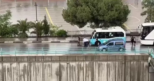 Balkonda yağmuru görüntülerken tesadüfen yaralanmalı kazayı çekti