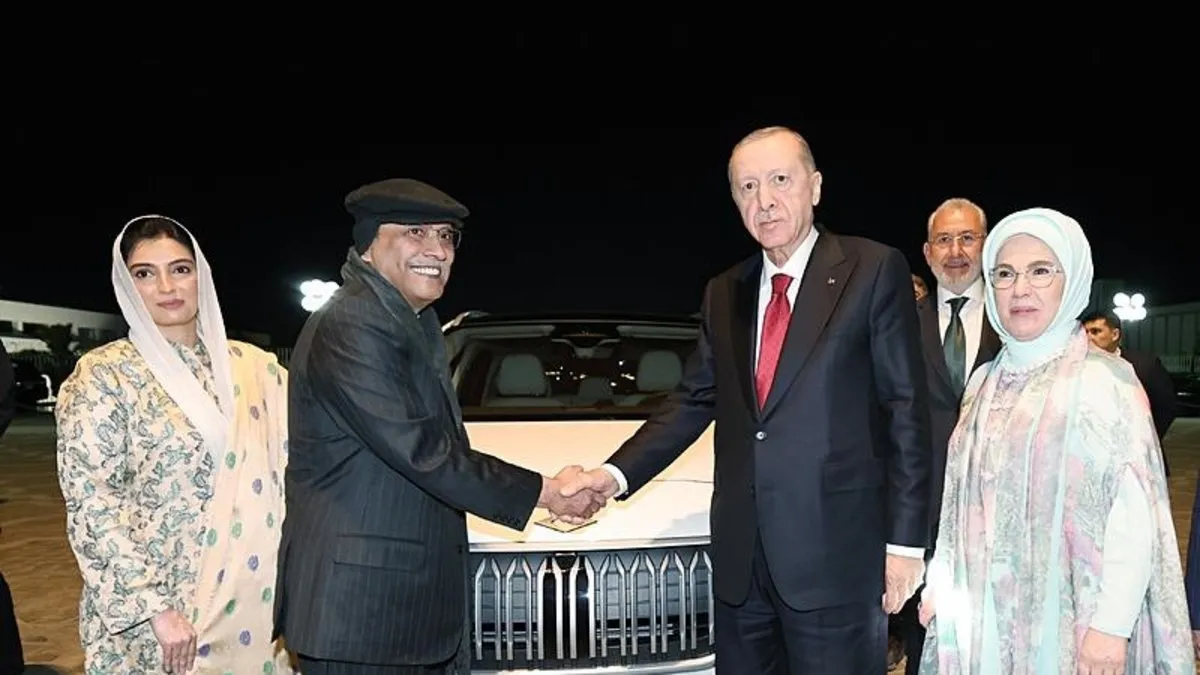 Başkan Erdoğan, Pakistan Cumhurbaşkanı Zerdari’ye Togg aracı hediye etti Başkan Erdoğan, Pakistan Cumhurbaşkanı Zerdari’ye Togg aracı hediye etti