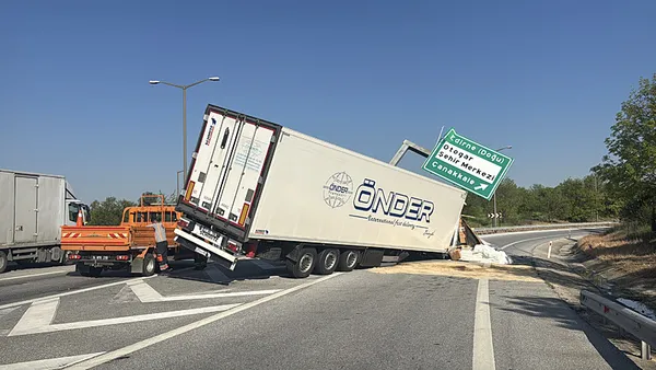 edirnede-feci-kaza-tir-yon-tabelasina-daldi-motor-beton-blogun-altinda-kaldi-1778052732561.jpeg