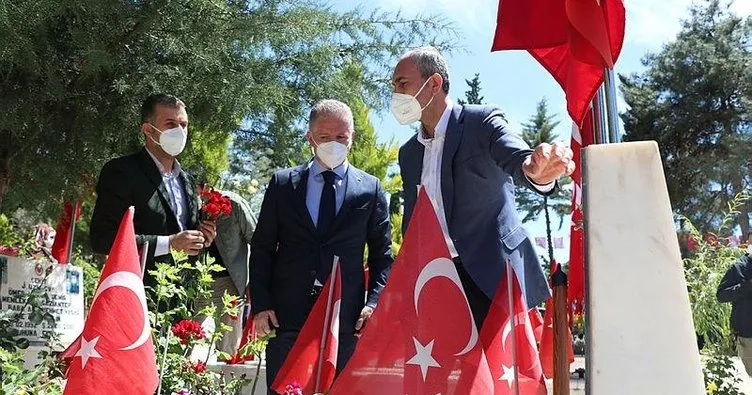 Adalet Bakanı Gül, Gaziantep’teki şehit ailesini Başkan Erdoğan ile telefonla görüştürdü