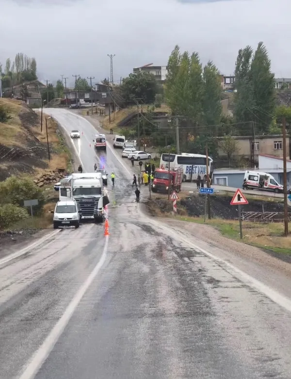 tira-carpan-yolcu-otobusu-yol-kenarindaki-eve-de-carpti-otobus-soforu-oldu-14-yolcu-yaralandi-1793255742870.jpg