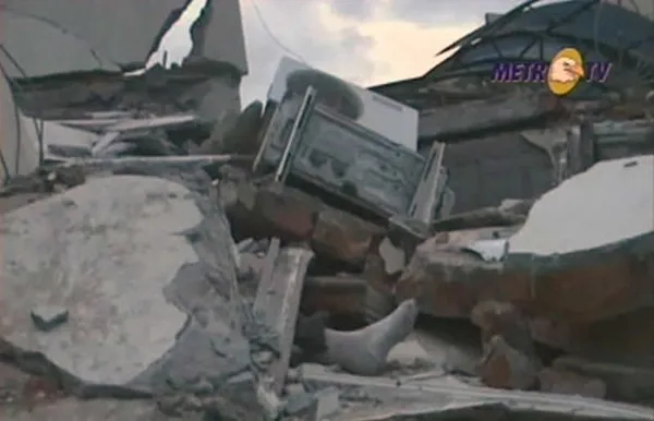 Endonezya'da 7.6'lık deprem