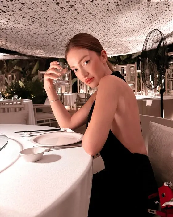 ’Ben çirkin bir kız değildim’ demişti! Danla Bilic’in eski hali tekrar gündeme geldi! Estetiksiz fotoğrafları ortalığa saçıldı...