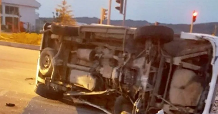 Kocaeli’de yolcu minibüsü bilborda çarptı: 7 yaralı