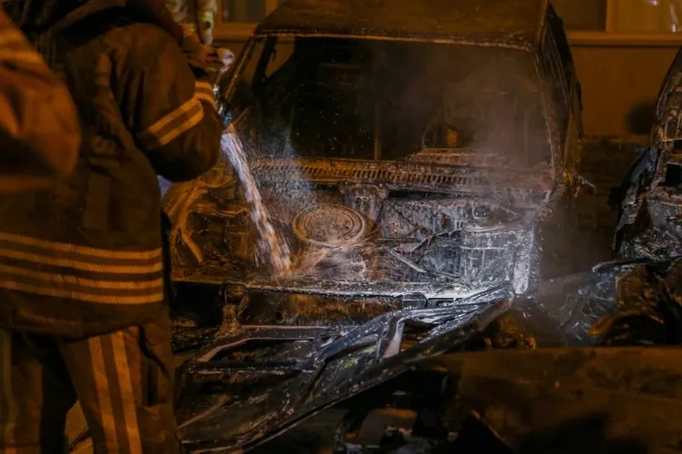 İstanbul’da korku dolu gece! 9 otomobil kundaklandı