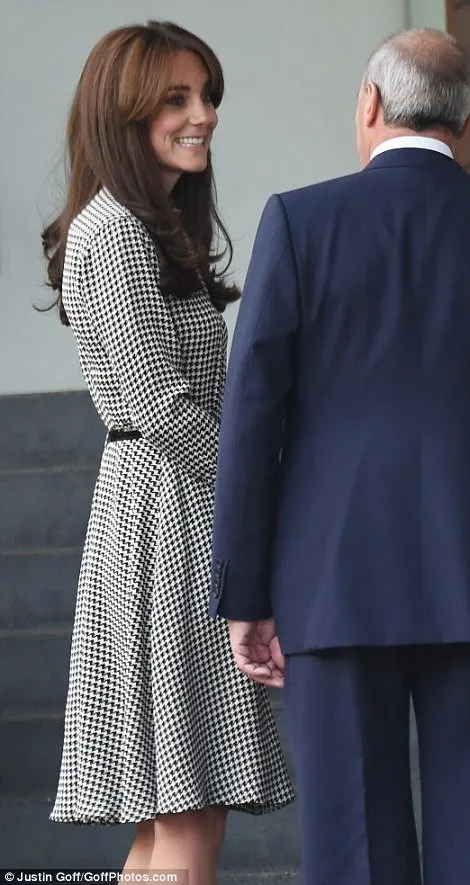 Kate Middleton Ralph Lauren elbisesiyle göz kamaştırdı