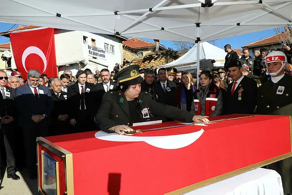 Afyonkarahisar'da şehit cenazesinde DEM Parti'ye pankartlı tepki